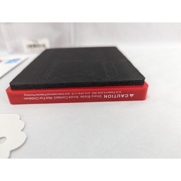 SIZZIX Die 38-1132 Cuts-n-Folds Scallop Pocket Tag Heather Lancaster - Picture 5 of 11